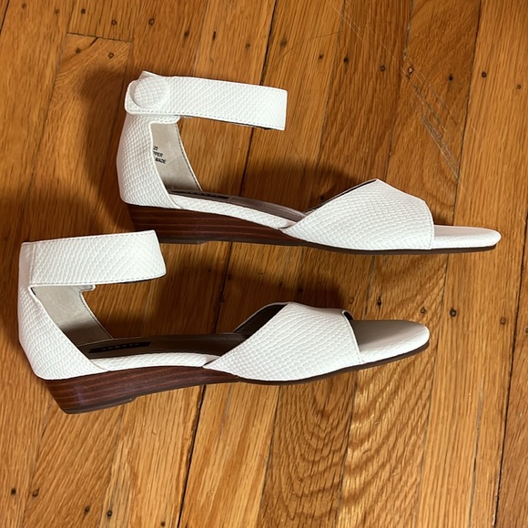NWOB Array Peep toes strap ankles white/ off white leather sandal 7.5N - Picture 3 of 4